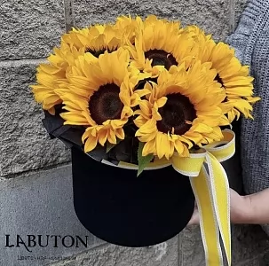 Подсолнухи в шляпной коробке